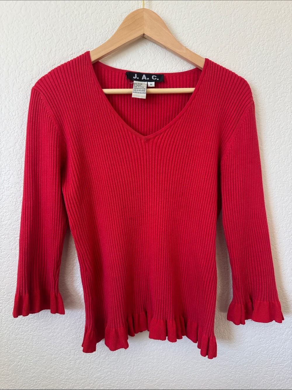 Vintage Women's Red Ribbed V-Neck Sweater with Ruffle Hem